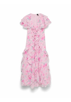 Robe portefeuille rose fleurie avec manches volantées, volants superposés sur le devant et l’ourlet, et ceinture à nouer à la taille.