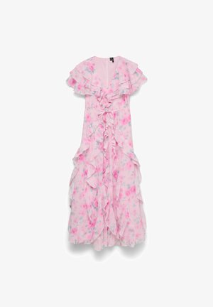 Robe portefeuille rose fleurie avec manches volantées, volants superposés sur le devant et l’ourlet, et ceinture à nouer à la taille.