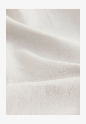 Tessuto di lino bianco con una superficie liscia e texturizzata, che mostra sottili variazioni di intreccio e una leggera caduta.