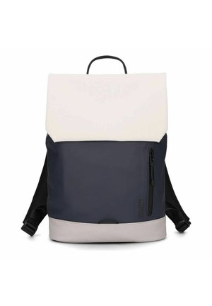 Mochila con solapa blanca, cuerpo principal azul marino, parte inferior gris, bolsillo delantero vertical con cremallera, correas de hombro ajustables negras y asa superior para llevar.