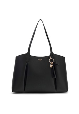 Sac cabas en cuir noir à doubles anses, logo GUESS doré et porte-clés doré avec pompon et breloque cadenas sur fond blanc.