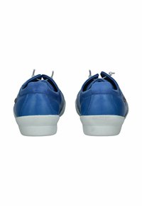 Niebieskie skórzane buty o gładkiej fakturze, z białymi gumowymi podeszwami i subtelnymi pętelkami, ukazujące zaokrąglony kształt z widoku z tyłu.