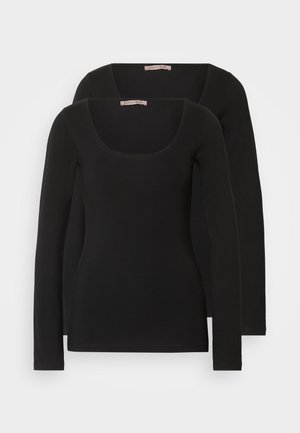 Schwarze Langarmshirts mit Rundhalsausschnitt, aus weichem Stoff gefertigt, mit taillierter Passform. Zwei identische Exemplare ausgestellt.