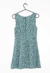 Bezramenné šaty z světle modré látky s černým a oranžovým leopardím potiskem, se zeleným zipem na zadní straně a rozšířenou sukni.