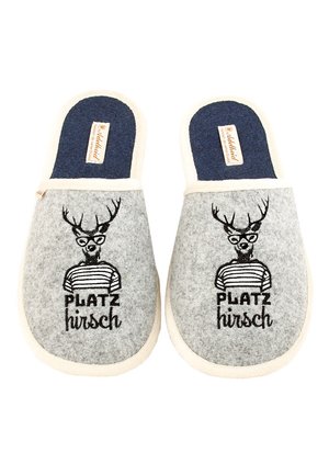 Graue Filzschuhe mit weißer Sohle und navyfarbenem Innenfutter. Mit einem Reh-Graphic, das eine Brille trägt und ein gestreiftes Hemd hat, sowie dem Text "PLATZ hirsch".