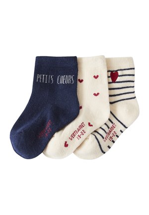 Drei Paar Babysocken: marineblau mit dem Text "PETITS COEURS", cremefarben mit kleinen roten Herzen und cremefarben mit marineblauen Streifen und einem roten Herz.
