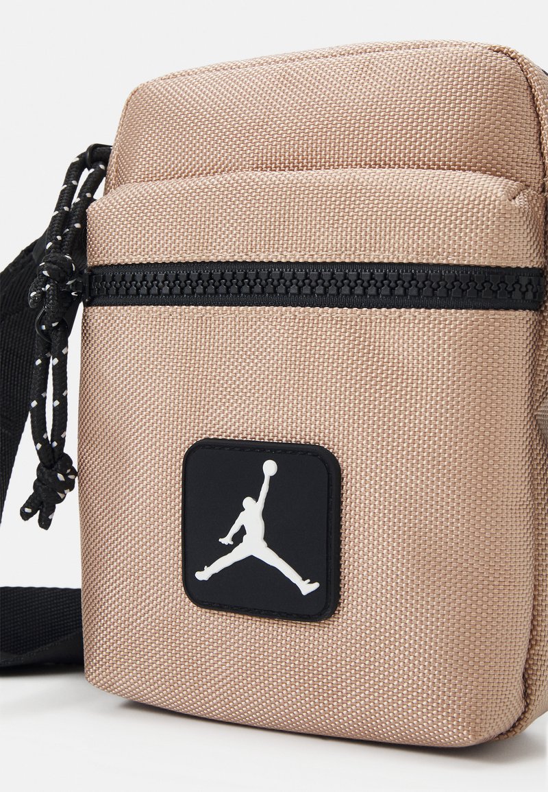 Jordan JAM RISE FESTIVAL BAG Cross body bag brown/beige Zalando