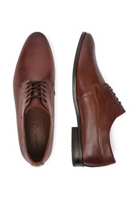 Hnědé kožené společenské boty s hladkým povrchem, s šněrováním, kulatou špičkou a nízkým černým podpatkem. Výrazný šev.