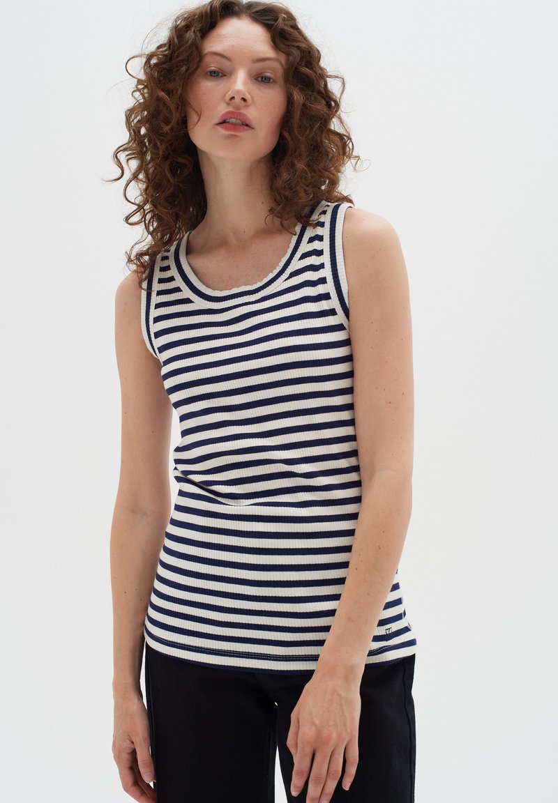 Top a righe navy e bianco con scollo rotondo e bordi a contrasto. Materiale in misto cotone. Design aderente.