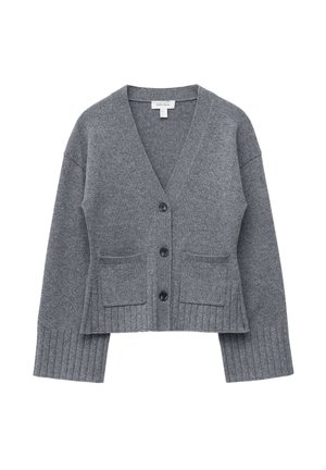 Cárdigan gris de punto con botones, manga larga, dos bolsillos delanteros de parche y puños y dobladillo acanalados.