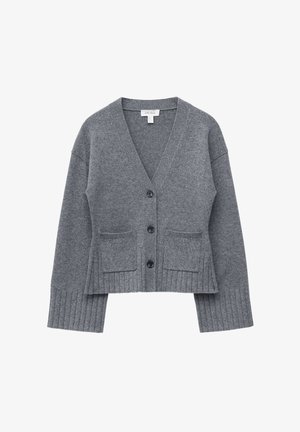 Cárdigan gris de punto con botones, manga larga, dos bolsillos delanteros de parche y puños y dobladillo acanalados.