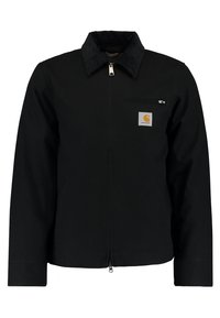 Černá bunda vyrobená z odolné tkaniny, s předním zipem, manžetovým límcem a náprsní kapsou s logem.