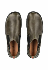 Zapatos de piel verde oliva tipo mocasín con costados elásticos negros, punta redonda, superficie texturizada y acento rojo y verde en el tacón.