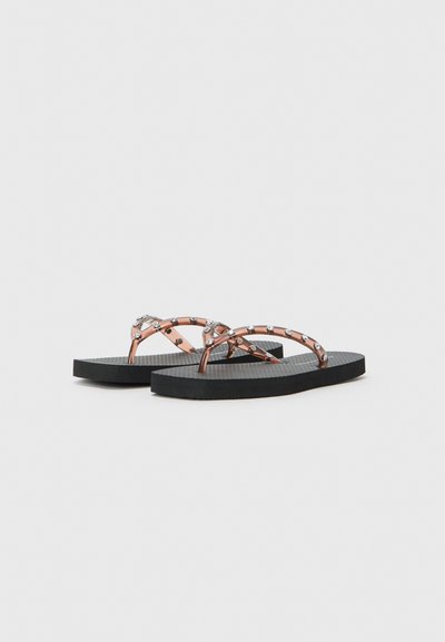 Sorte flip-flops med en teksturert såle. Stroppene er metallic rosagull, prydet med små klare rhinstein.