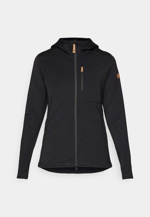 Svart hettejakke med en tettsittende design, myk tekstur og en liten brystlomme. Har hette og kontrastsømmer, med lær-glidelåsøppner.
