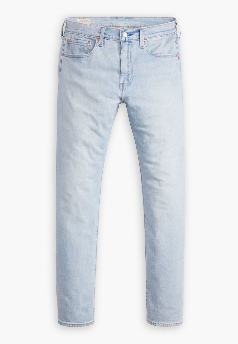 Jeans en denim bleu clair avec une coupe droite, cinq poches, petits accents en métal et une texture subtile.