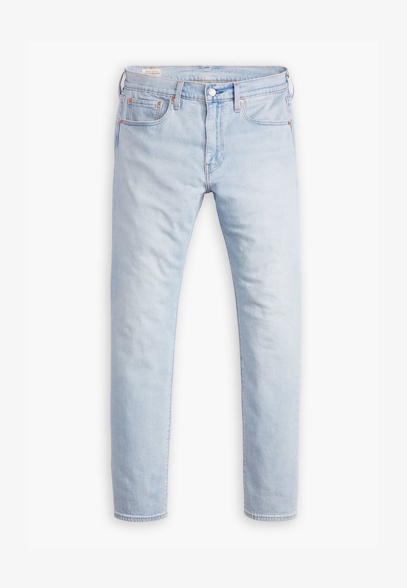 Jeans de denim azul claro con un diseño de pierna recta, estilo de cinco bolsillos, pequeños acentos de metal y una textura sutil.