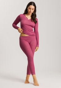 Maglietta a maniche lunghe a coste e leggings coordinati in un profondo colore magenta. La maglietta presenta un scollo a V rifinito in pizzo e i leggings hanno dettagli in pizzo all'orlo.