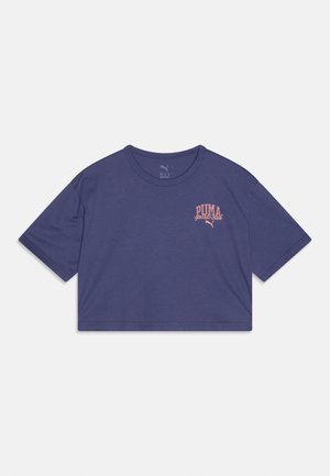 Marineblaues kurz geschnittenes T-Shirt mit kurzen Ärmeln und rosa Text "PUMA sports club" sowie Logo auf der oberen linken Brustseite.
