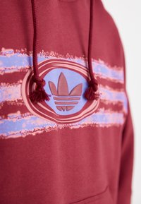 adidas Originals GRAPHIC HOODIE - Camisola - shadow red
