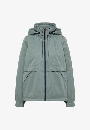 Chaqueta con capucha de color verde claro con cierre frontal de cremallera, cordones ajustables, mangas largas con puños elásticos y dos bolsillos frontales en ángulo.