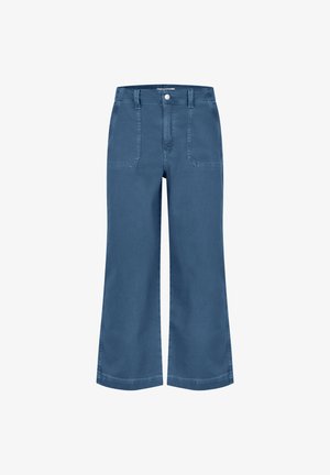 Modré džínové kalhoty širokých nohavic s předními kapsami na nášivku, poutky na opasek a bílým knoflíkovým zapínáním v pase.