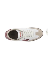 Sneaker bianco con accenti rossi e beige. Caratterizzato da una parte superiore in pelle liscia, punta rotonda, lacci bianchi e una soletta imbottita con logo.