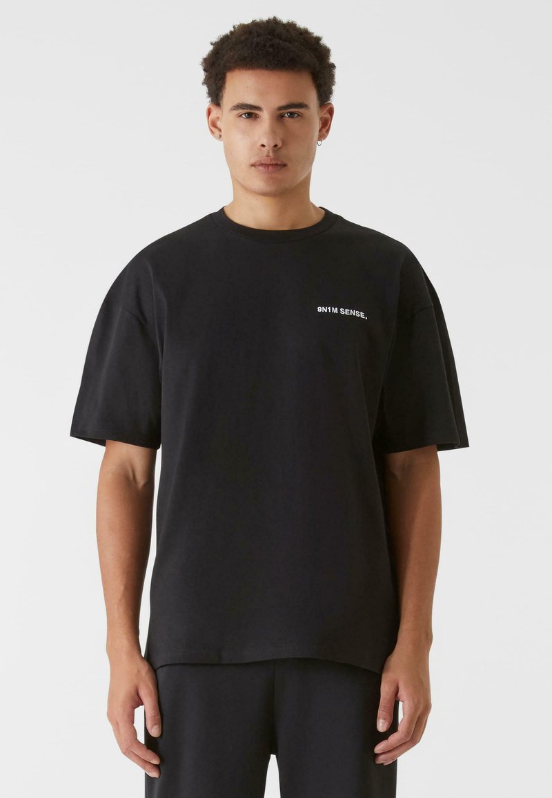 9N1M SENSE ESSENTIAL  - Trükipildiga T-särk - black