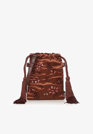 Bruine satijnen trekkoordtas met bloemvormige kraalemblemen, verstelbare leren band en grote kwastjes aan elke kant.