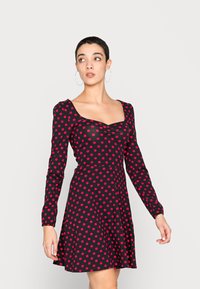Even&Odd Vestido de malha - black/red