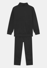 Zwarte trainingspak bestaande uit een lange mouwen jack met hoge kraag en bijpassende broek. Soepele, lichtgewicht stof met een relaxte pasvorm.