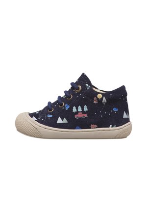 Sneaker blu navy per bambino piccolo con suola in gomma beige, lacci e stampa a tema foresta con alberi, montagne, nuvole e un'auto rossa.