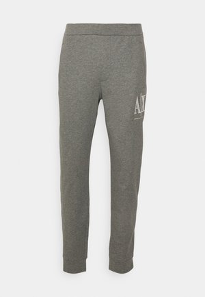 Harmaat Armani Exchange collegehousut, joissa joustava vyötärönauha ja valkoinen A|X-logo vasemmassa reisissä, suora lahje.