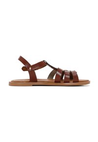 Sandal in pelle marrone con cinturini incrociati, design con punta aperta e suola bassa in gomma color tan. Caratterizzato da una fascia per la caviglia regolabile con un accento metallico.