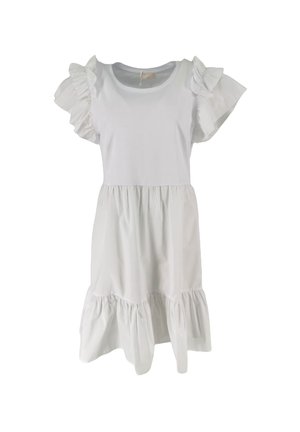 Robe blanche en tissu léger, avec des manches courtes à volants, un col rond et une jupe évasée à ourlet volanté.