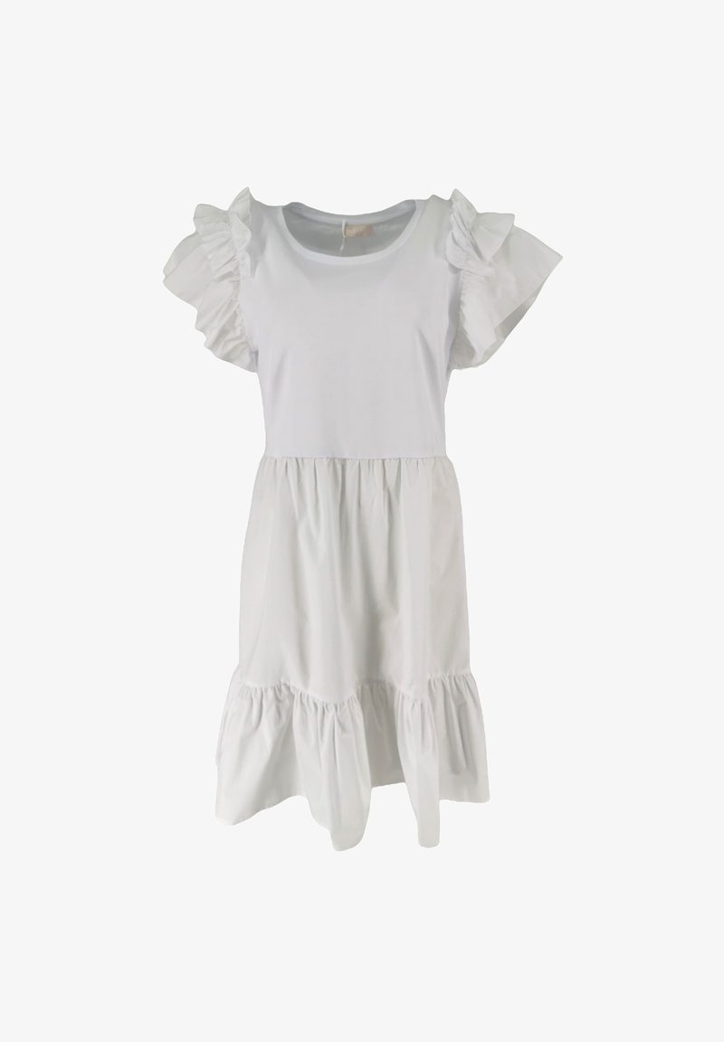 Robe blanche en tissu léger, avec des manches courtes à volants, un col rond et une jupe évasée à ourlet volanté.