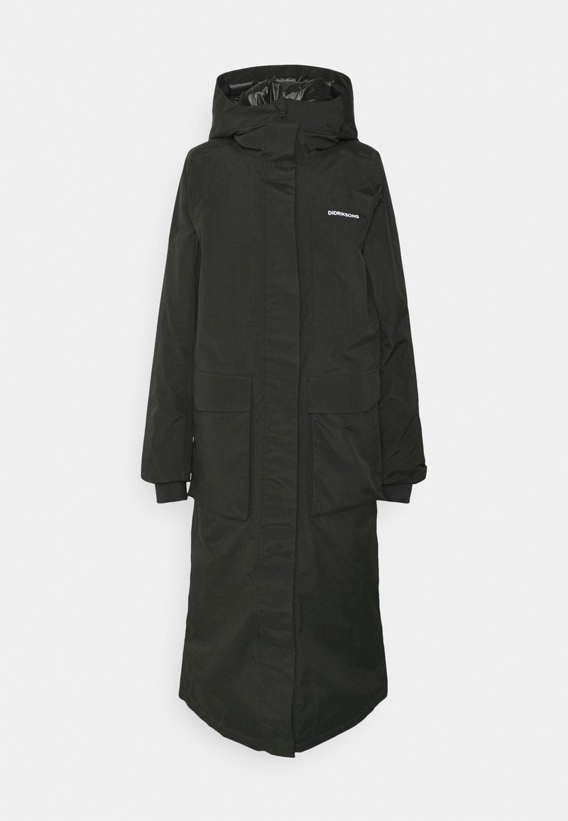 Long manteau parka noir à capuche avec poches à rabat à l'avant et col montant, arborant un petit logo Didriksons sur la poitrine.