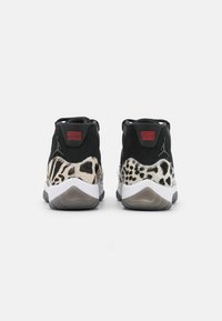 Jordan AIR JORDAN 11 RETRO - Sapatilhas de cano alto - black/red/sail/white