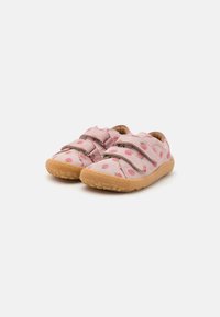 Scarpe rosa con tomaia in tessuto morbido caratterizzata da un motivo a fragole, due fasce con chiusura a strappo e suola in gomma con battistrada testurizzato.
