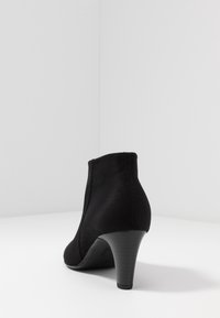Gabor Tronchetti - black