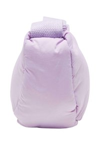Bolso acolchado púrpura con tela suave, forma redondeada y una correa texturizada en la parte superior. Ideal para uso casual, diseño ligero y flexible.