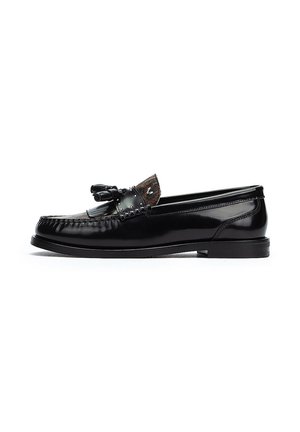 Mocasines de cuero negro con punta redondeada, que presentan un lazo decorativo y un acento texturizado en la parte del empeine. Acabado suave y pulido con tacón bajo.