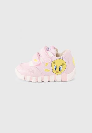 Basket rose pour tout-petit avec des sangles Velcro, décorée d'un grand graphique de Tweety Bird et de plumes jaunes sur le côté et le talon.