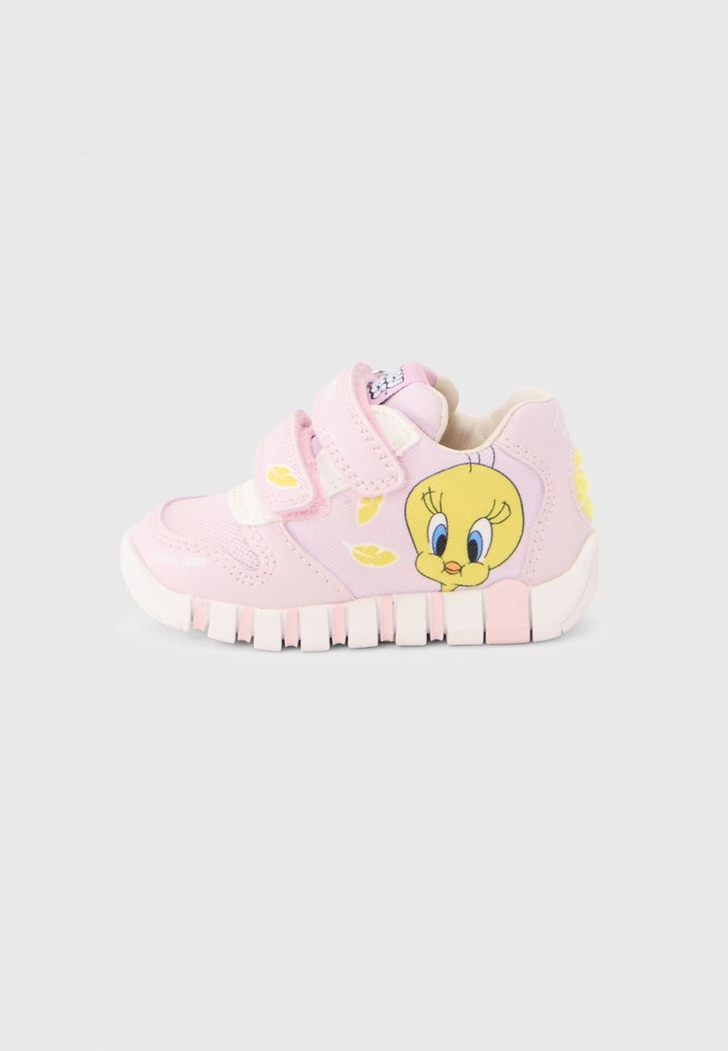 Basket rose pour tout-petit avec des sangles Velcro, décorée d'un grand graphique de Tweety Bird et de plumes jaunes sur le côté et le talon.