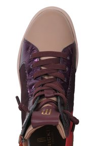 Baskets violettes et bordeaux avec une finition texturée, présentant des accents beiges, des lacets marron et un logo près de la languette. Semelle en caoutchouc.