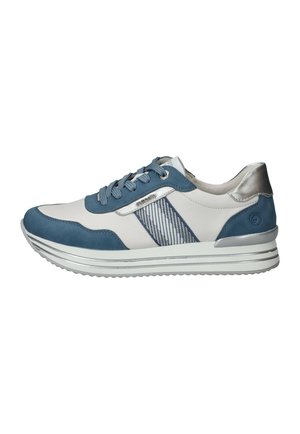 Witte en blauwe sneaker met gestreept zijdetail, blauwe veters, zilveren hielaccent en witte zool met grijze strepen.