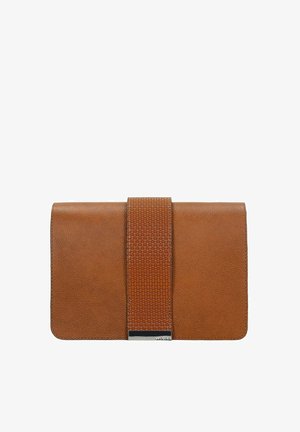Hnědá kožená peněženka s texturovaným tkaným zapínáním, s hladkým povrchem a stříbrným akcentem. Kompaktní obdélníkový tvar.