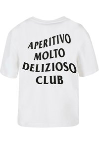 T-shirt en coton blanc à coupe ample, ornée de texte noir en gras portant la mention « APERITIVO MOLTO DELIZIOSO CLUB » dans différentes tailles au dos.