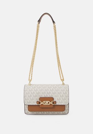 Hvid og brun crossbody taske med gyldent kædester, med gentagende "MK" mønster og central gyldent "MK" logo lukning på frontklappen.