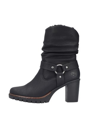 Bottine en cuir noir avec un design drapé, bout rond, sangle décorative avec matériel en métal et talon épais avec semelle texturée.